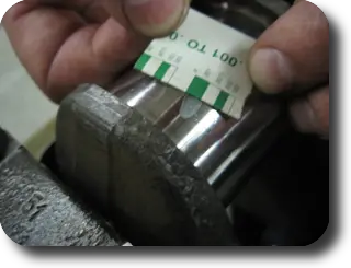 Hot Rod: Chris-Craft 283 rebuild: Cut and place a strip of plastigauge on a main bearing cap