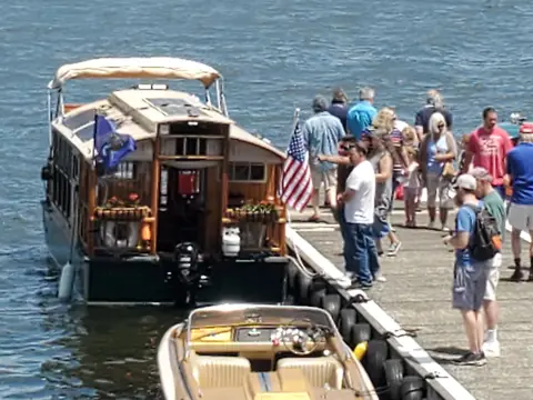 Jersey Girl: Jersey Girl the Houseboat, it turns out, is quite a hit with the ladies!