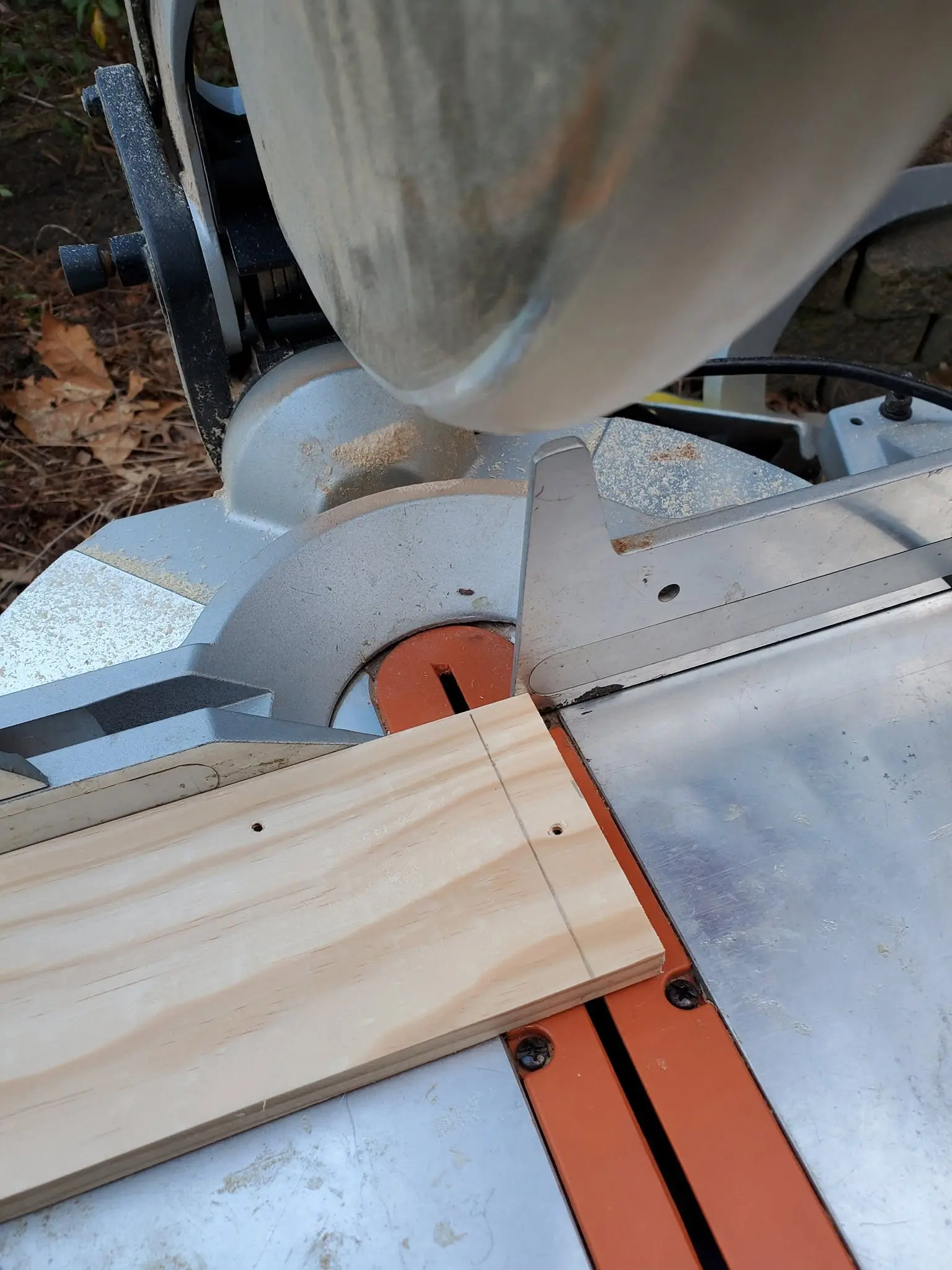 Jersey Girl: Yesterday, I temporarily installed faux rails, deliberately cut a bit too long, on the...
